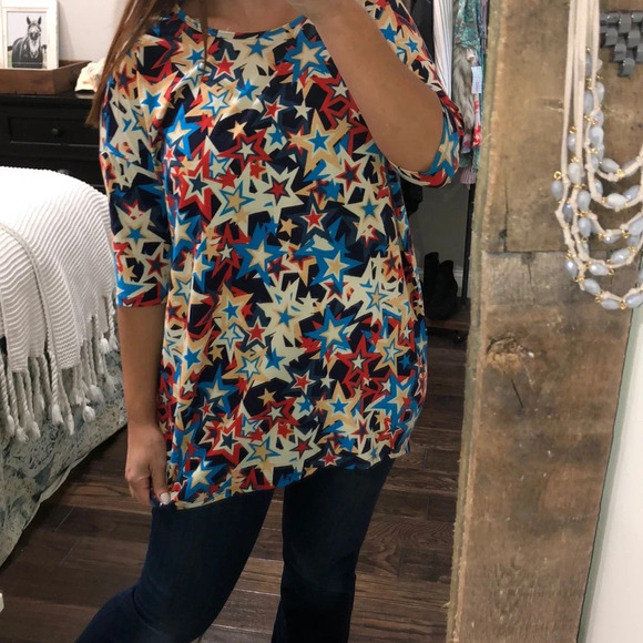 LulaRoe medium star print Irma Top - Picture 2 of 4